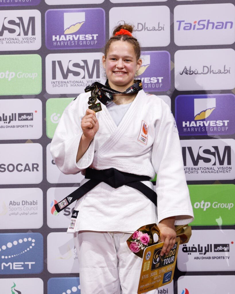 Жоанн ван Лисхаут с медалью чемпионата мира в Абу-Даби 2024