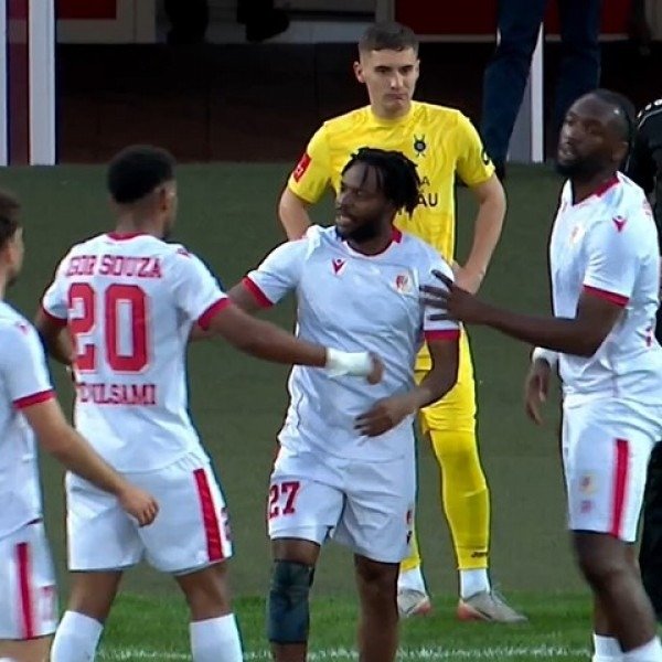 Игровой момент матча молдавской Суперлиги с участием футболистов в белой и жёлтой формах