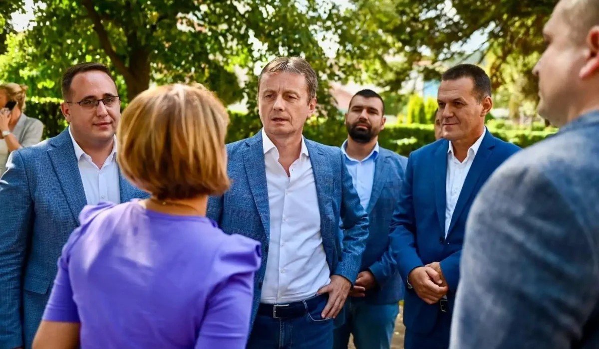 Министр Глишич общается с местными чиновниками у школы «Рашка»