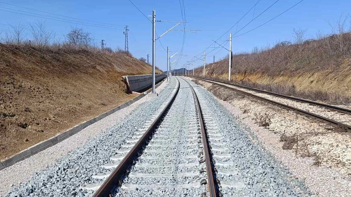 Новый электрифицированный одноколейный путь с контактной сетью на фоне ясного неба