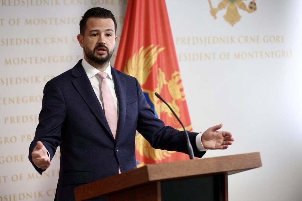 Представитель Черногории выступает на трибуне президента с флагом Черногории и надписью «Predsjednik Crne Gore» на фоне