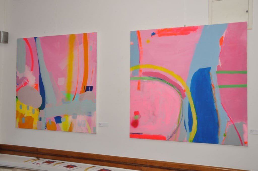 Две абстрактные работы Ивоны Скочилич в розово-голубой гамме с яркими цветовыми акцентами — фрагмент экспозиции «Картография восприятия» в Мостаре