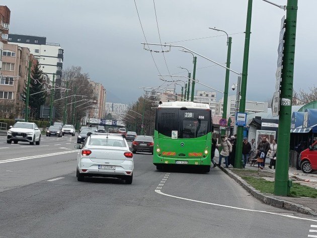 Зелёный автобус RATBV (маршрут 23B) забирает пассажиров на улице Брашова