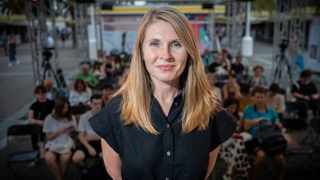 Татьяна Цыбуляк на открытой сцене книжного фестиваля перед публикой и телекамерами