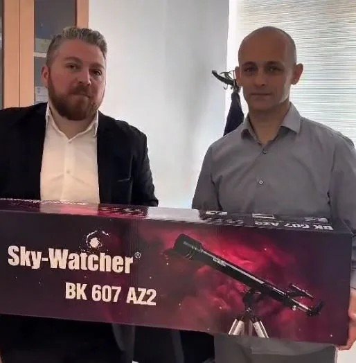 Представители компании Montenegro Space Research передают школам севера Черногории телескоп Sky-Watcher BK 607 AZ2 &mdash; кадр с церемонии передачи оборудования