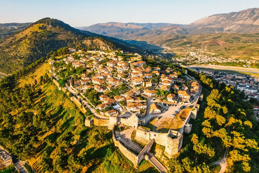 Панорама Берата с крепостью Кала и историческим кварталом Мангалем на склоне холма — один из самых атмосферных городов Албании, входящий в маршруты медленного туризма по Балканам