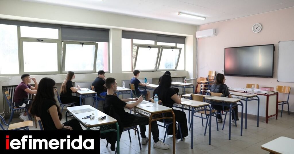 Греческие лицеисты сидят за партами в светлом классе перед интерактивной доской — последний школьный день перед началом выпускных экзаменов 2026 года