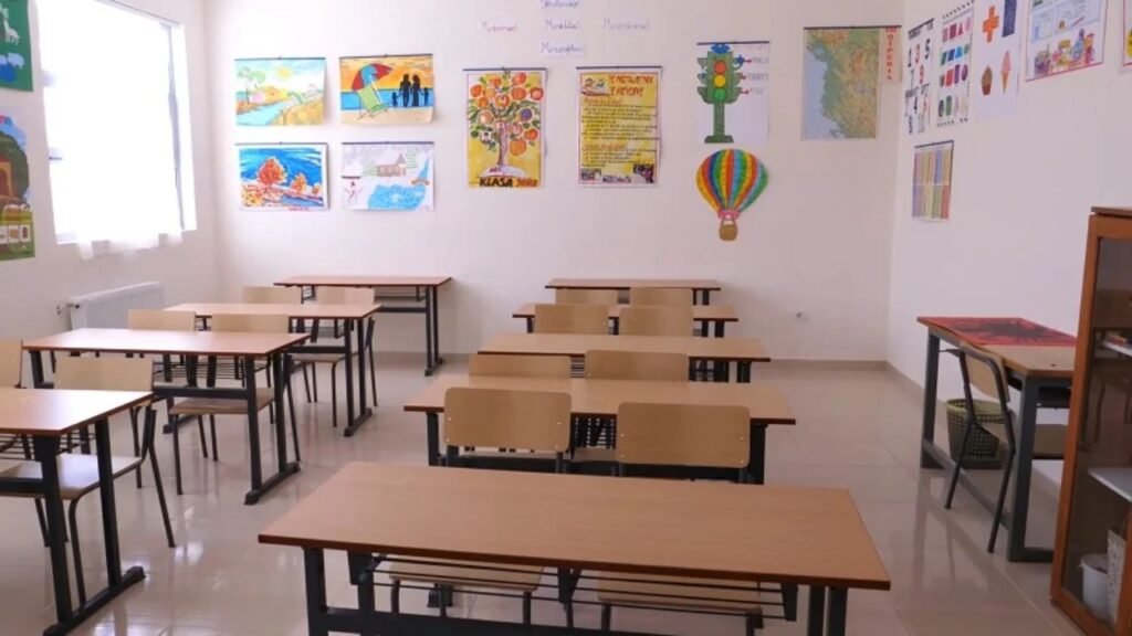 Пустой класс с партами и детскими рисунками на стенах