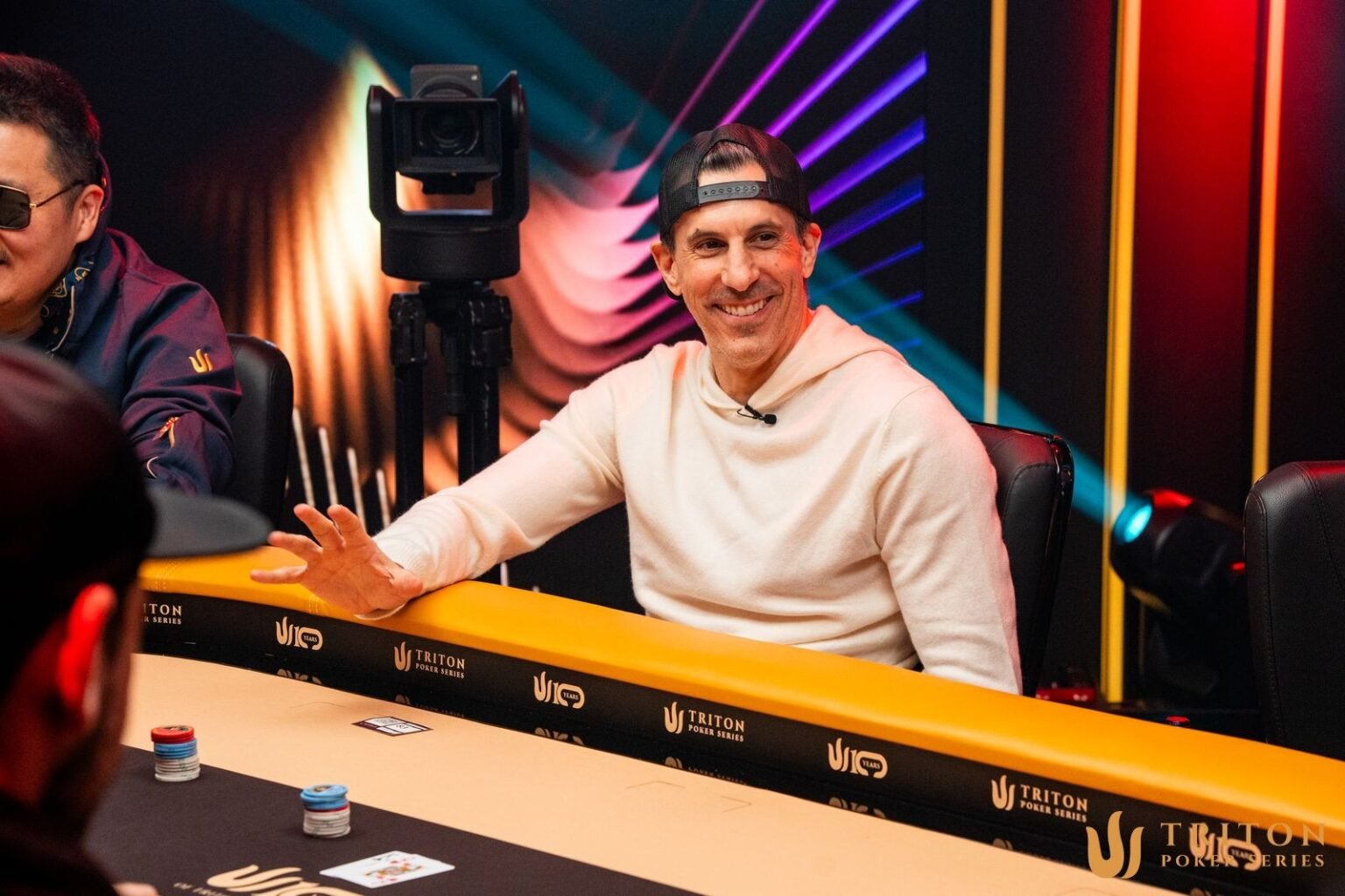 Triton Poker $200K в Будве: рекордный призовой фонд Хараламбос Вулгарис за столом Triton Poker в Черногории