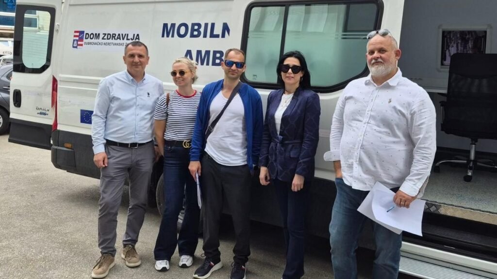 В Метковиц прибыл второй мобильный медпункт жупании Представители Министерства здравоохранения Хорватии и руководство Дубровницко-Неретванской жупании на церемонии передачи второго мобильного медпункта в Метковиче