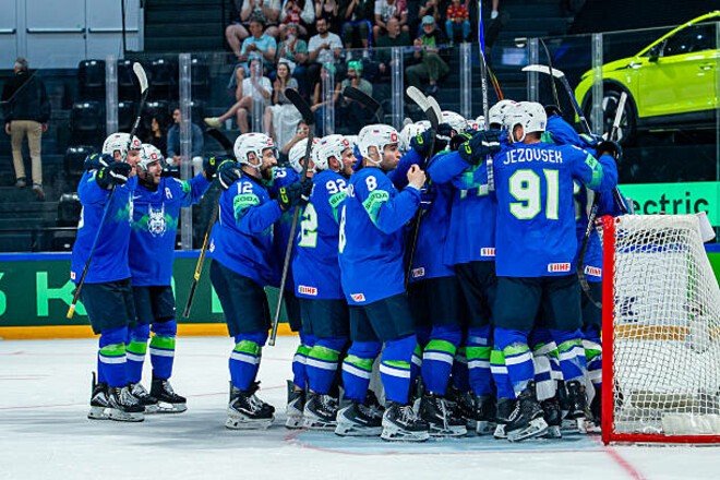 Хоккеисты сборной Словении в синей форме на льду чемпионата мира