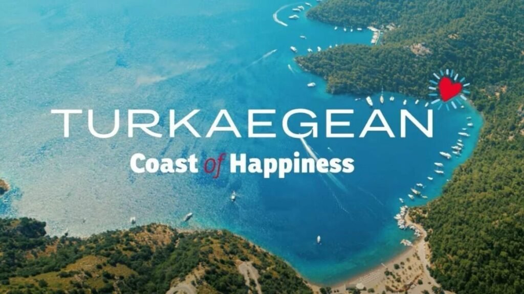 EUIPO окончательно отклонил турецкий бренд Turkaegean Кадр из спорной турецкой рекламной кампании Turkaegean — Coast of Happiness: аэросъёмка лазурного залива Эгейского моря с яхтами у поросшего соснами берега