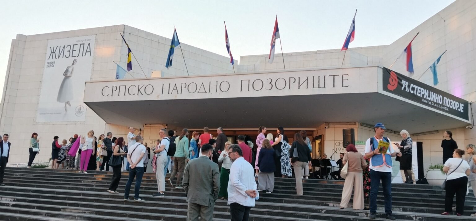 В Нови-Саде открылся 71-й фестиваль «Стерийино позорье» Сербский национальный театр с баннером 71-го «Стерийино позорье» в день открытия в Нови-Саде