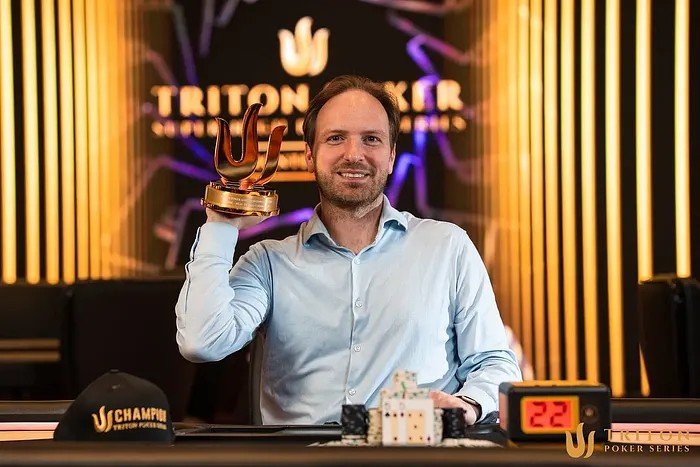 Майк Уотсон с трофеем Triton Poker после победы в $30K Turbo