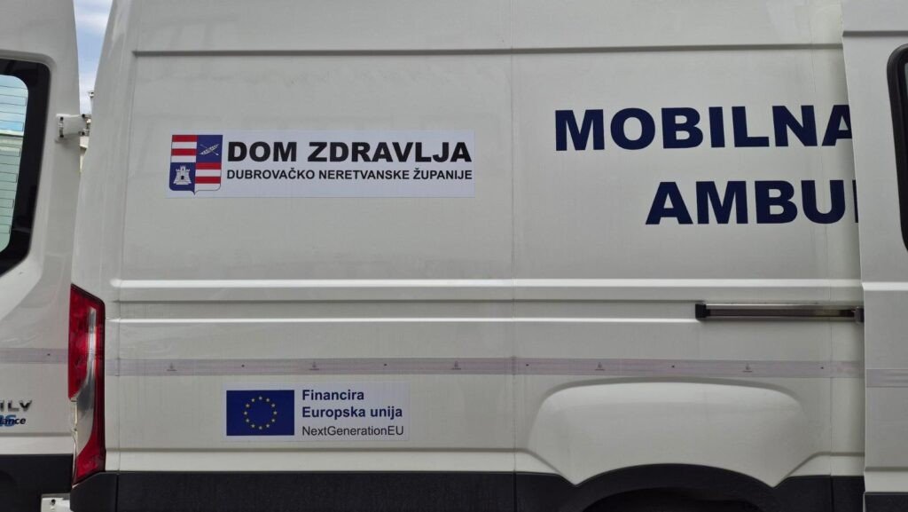 Крупный план борта мобильной амбулатории с гербом Dom zdravlja Dubrovačko-neretvanske županije и наклейкой о финансировании из фонда NextGenerationEU