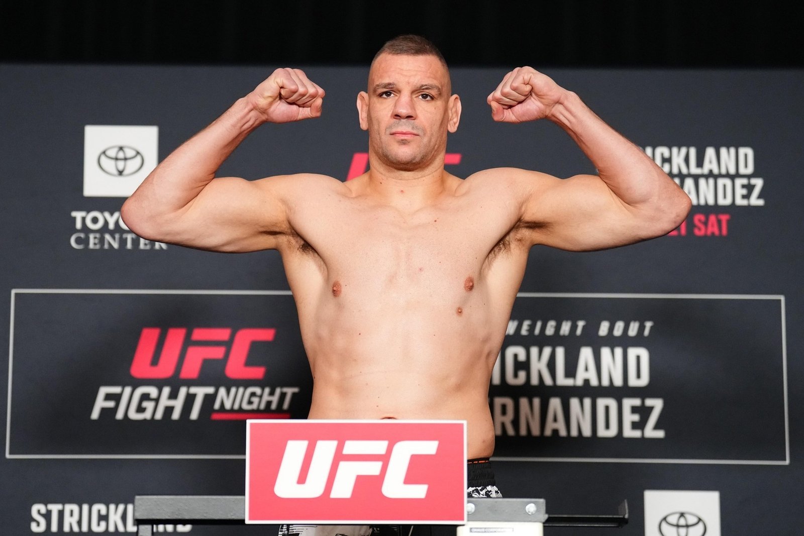 Анте Делия флексирует на церемониальном взвешивании UFC Fight Night Strickland — Hernandez: бритая голова, тяжеловесное телосложение хорватского экс-чемпиона PFL