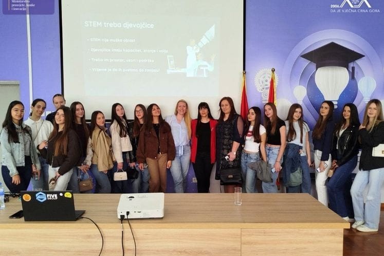 Старшеклассницы на образовательной встрече «STEM treba djevojčice» в Подгорице — программа Министерства просвещения по поддержке девушек в науке и технологиях