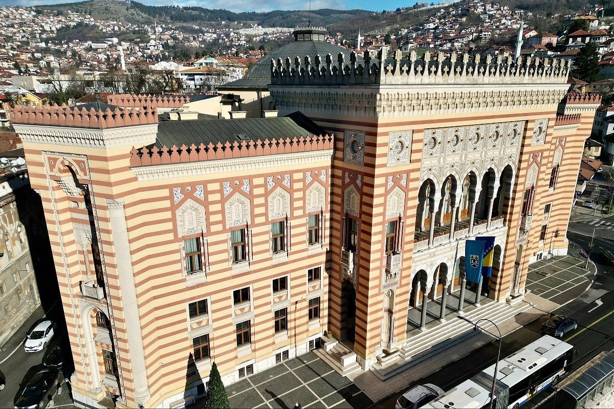 Общий план Сараевской ратуши Вечничи с холмистой застройкой Сараево на заднем плане — район, где в воскресенье будут проходить съёмки клипа о «Змаевых»