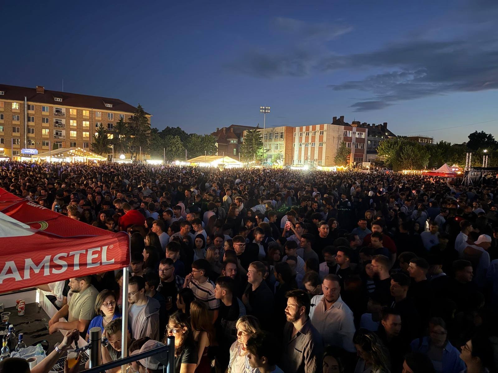 Закатная толпа на территории кампуса UPT в первый вечер Zilele Studenților Timișoarei 2026