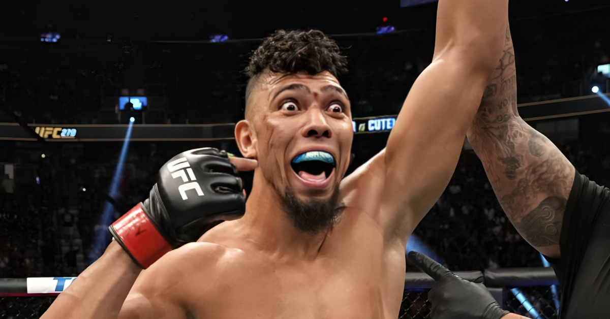 Джонни Уокер празднует победу в октагоне UFC: руки в перчатках подняты, капа во рту, лицо в брызгах крови после поединка