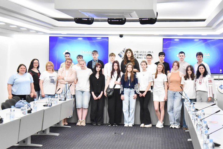 Украинские студенты и преподаватели Малой академии наук Украины вместе с принимающей стороной в конференц-зале Торгово-промышленной палаты Черногории в Подгорице