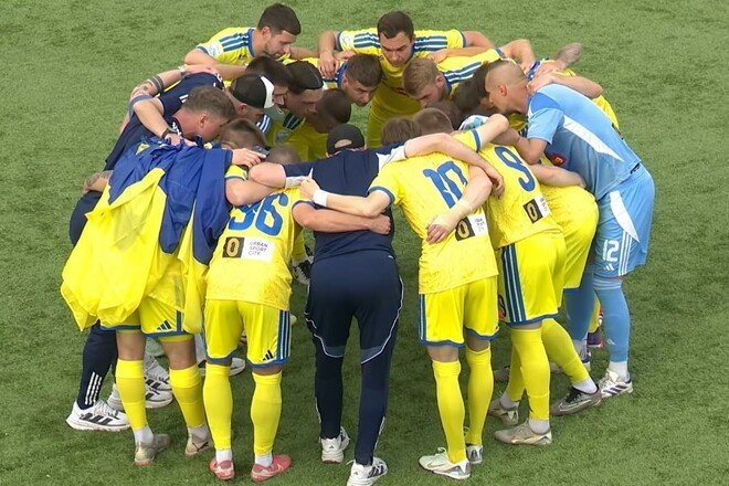Игроки сборной Украины по сокке собрались в плотный круг на поле перед матчем 1/4 финала чемпионата Европы в Тиране против Испании