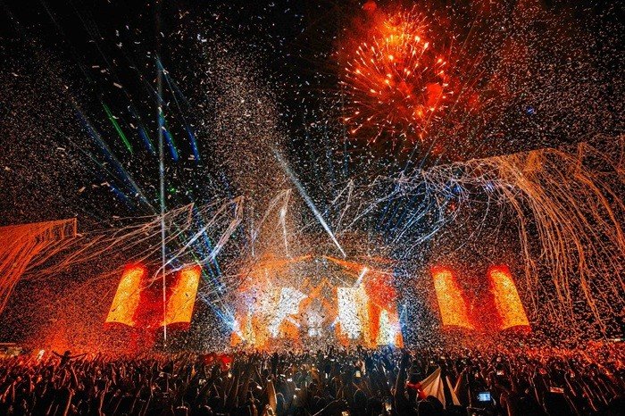 Конфетти и фейерверки над главной сценой EXIT Festival, толпа зрителей перед сценой