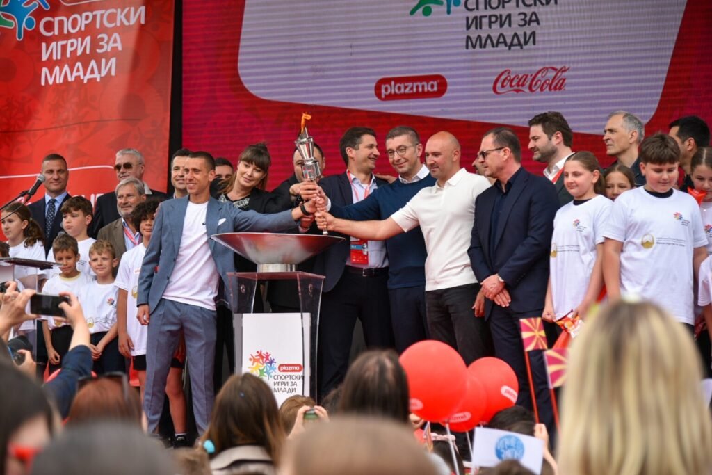 Зажжение огня Plazma на площади Македония в Скопье