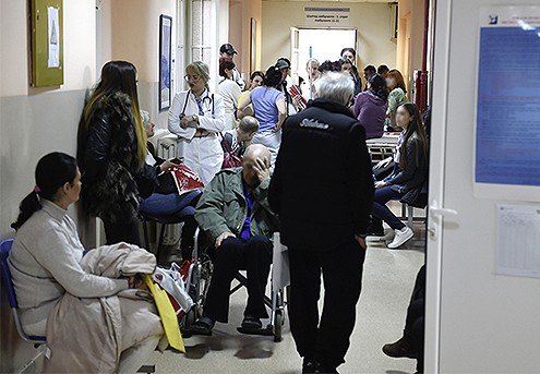 Пациенты ожидают приёма в коридоре сербской больницы