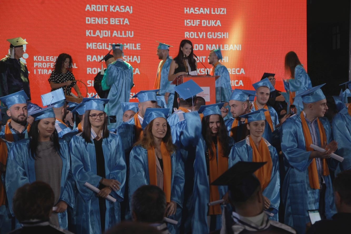 Выпускники Tirana College of Technology в голубых мантиях на торжественной церемонии вручения дипломов в Тиране
