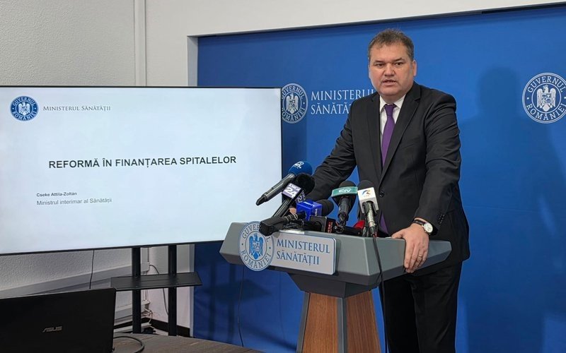 Министр здравоохранения Румынии Чеке Аттила-Золтан представляет реформу финансирования больниц в зале брифингов Министерства здравоохранения в Бухаресте &mdash; на экране слайд &laquo;Reformă &icirc;n finanțarea spitalelor&raquo;