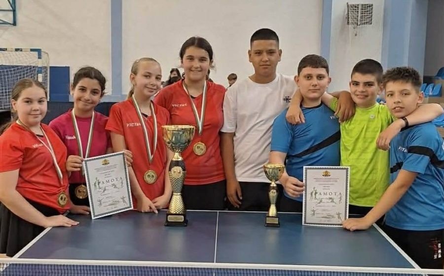 Школьницы из Польски-Трымбеша — чемпионки Болгарии по настольному теннису Команда школьников СУ «Цанко Церковски» из Польски-Трымбеша с кубками и грамотами после победы на финале Ученических игр 2025/2026 по настольному теннису