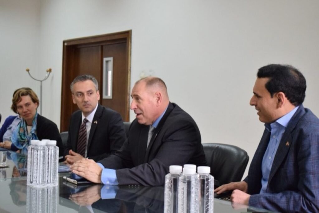 APSU и факультет в Белграде запускают академический мост Встреча делегации Austin Peay State University с представителями Факультета политических наук Белградского университета — официальное оформление партнёрства при участии культурного атташе посольства США в Белграде Маделин Махон