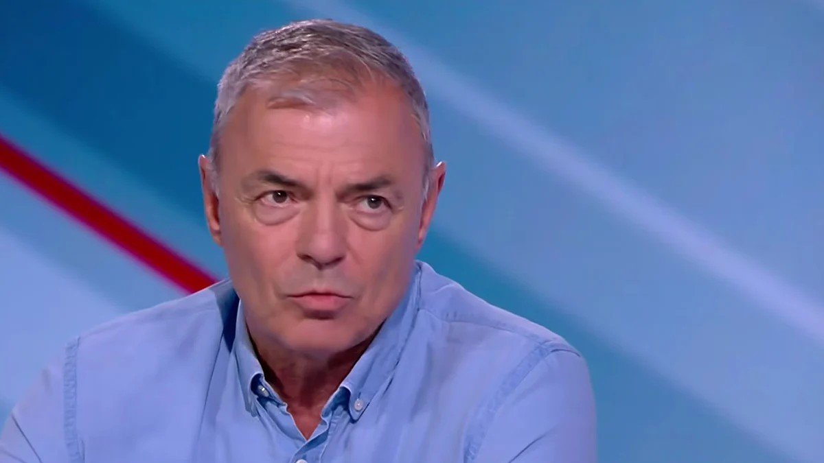 Сергей Игнатов в эфире передачи «Лице в лице» на bTV: крупный план профессора в голубой рубашке на фоне студийной декорации с диагональными красно-белыми линиями, где он рассказал об угрозе ножом со стороны отца ученицы