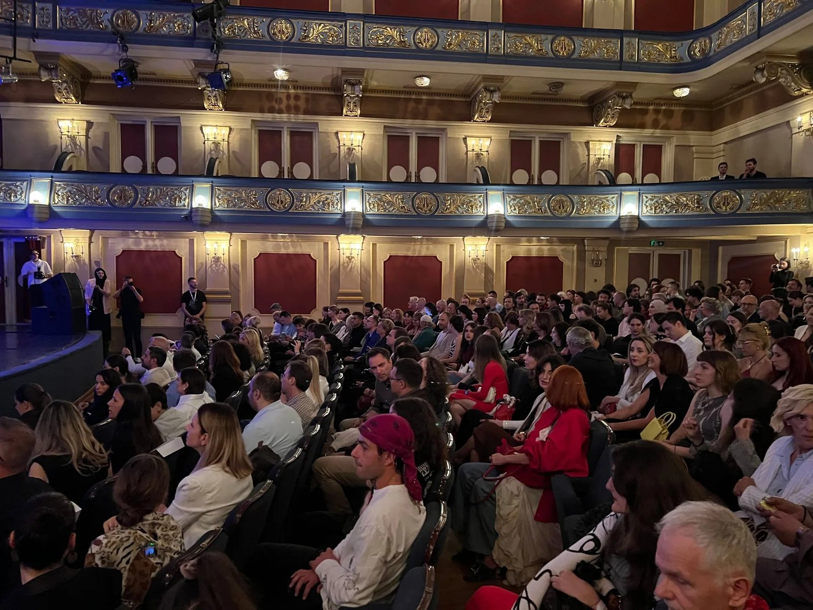 Полный зал Народного театра в Сараево во время церемонии награждения пятого Sarajevo Photography Festival 4 июня 2026 года