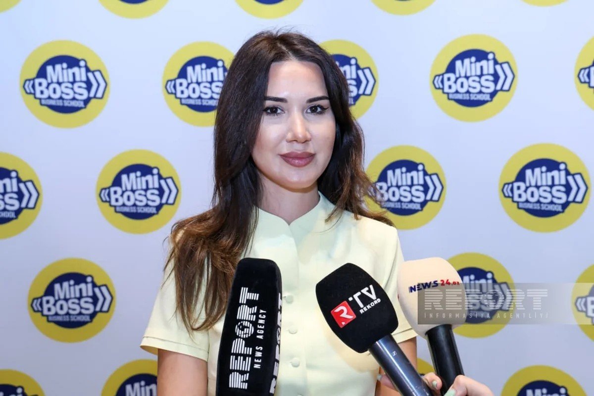 Основатель MiniBoss Business School Baku Алина Халафова отвечает на вопросы журналистов агентств Report, ATV, ARB и News24 на фоне фирменного брендвола чемпионата сразу после церемонии награждения