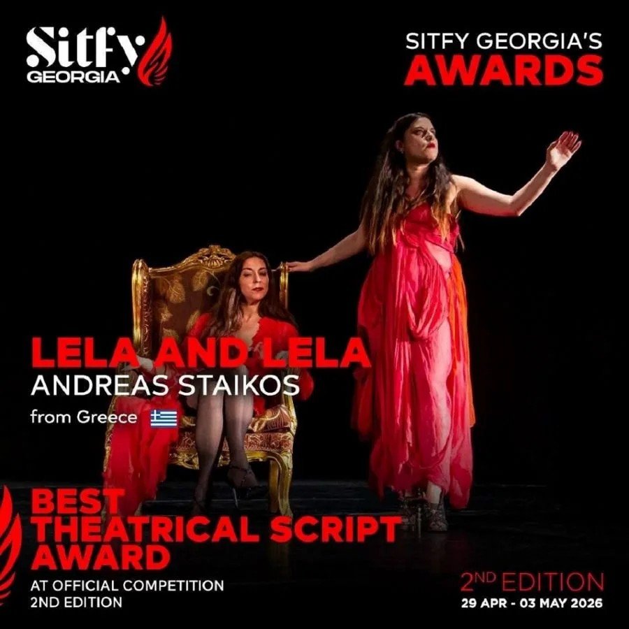 Официальный визуал фестиваля Sitfy Georgia: кадр из спектакля «Лела и Лела» с актрисами в красных платьях и текстовое объявление о вручении приза за лучший драматургический материал постановке Андреаса Стайкоса