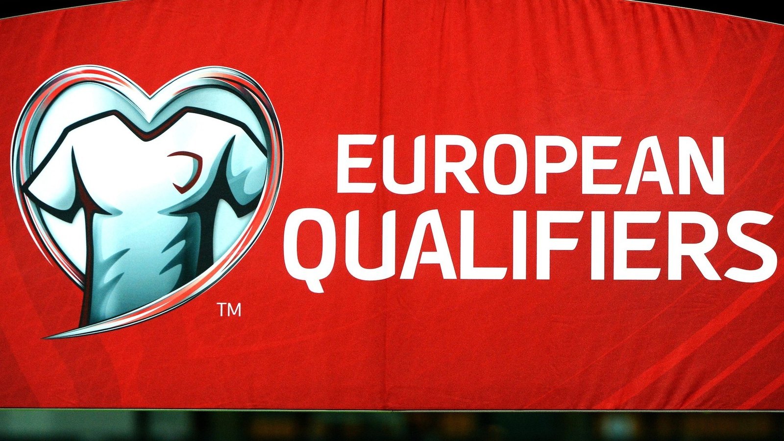Брендированный баннер «European Qualifiers» УЕФА с эмблемой турнира над трибунами стадиона — официальная символика европейского отборочного цикла чемпионата мира