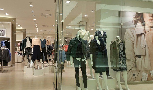 Витрина модного бутика с манекенами и развешанной одеждой — формат monobrand boutiques, который attica развивает с брендами Sandro, Maje и Boss
