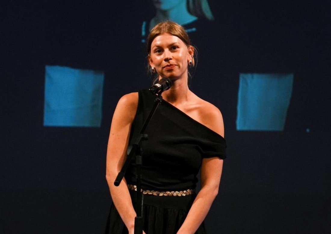 Победительница Гран-при Sarajevo Photography Festival 2026 выступает с речью на церемонии награждения в Народном театре Сараево