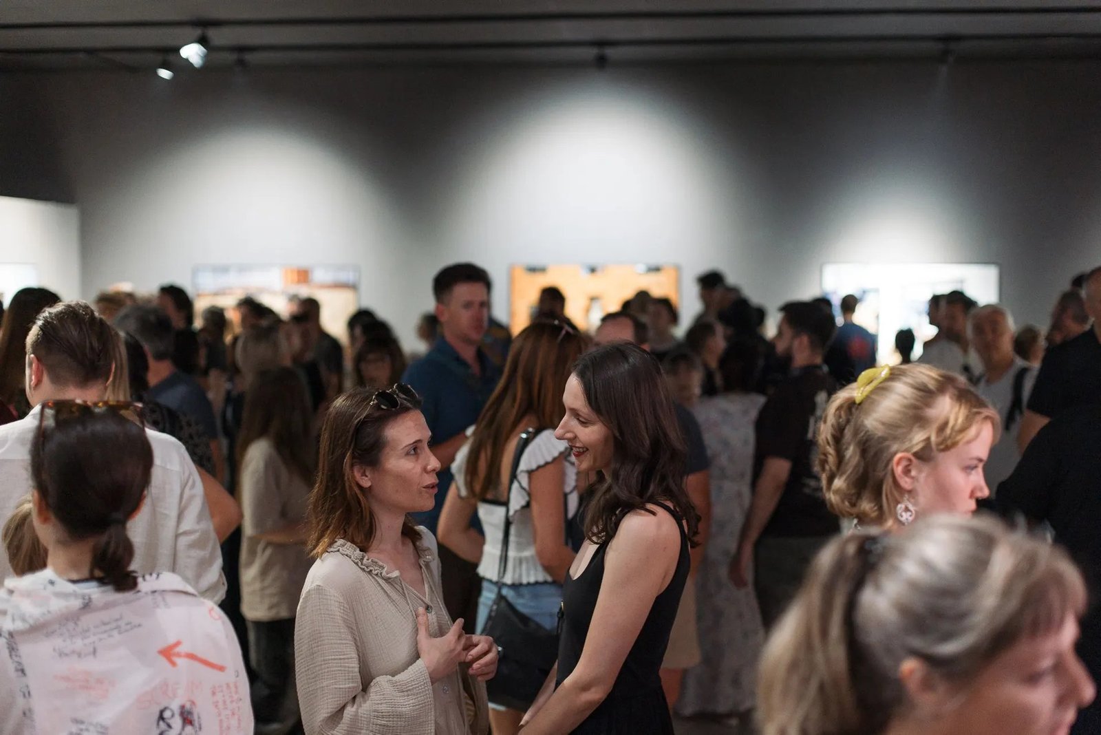 Посетители на открытии выставки Sarajevo Photography Festival в Художественной галерее Боснии и Герцеговины — формат, в котором представлены работы финалистов фестиваля