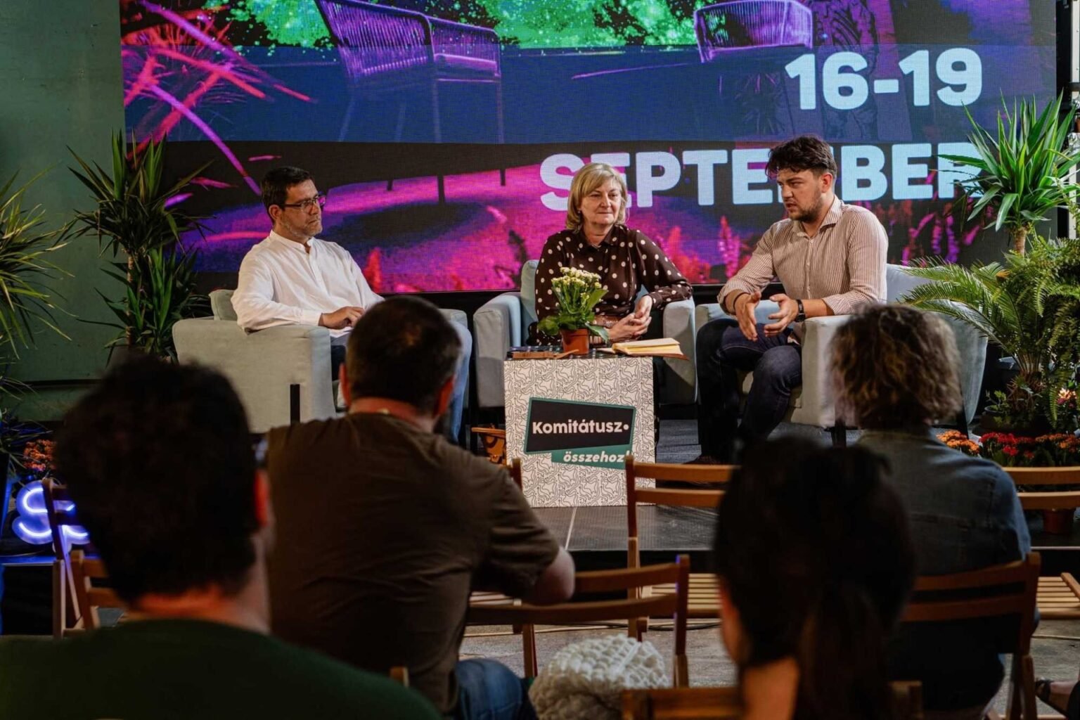Организаторы фестиваля MindFormers на пресс-конференции в Сфынту-Георге перед экраном «16–19 SEPTEMBER»