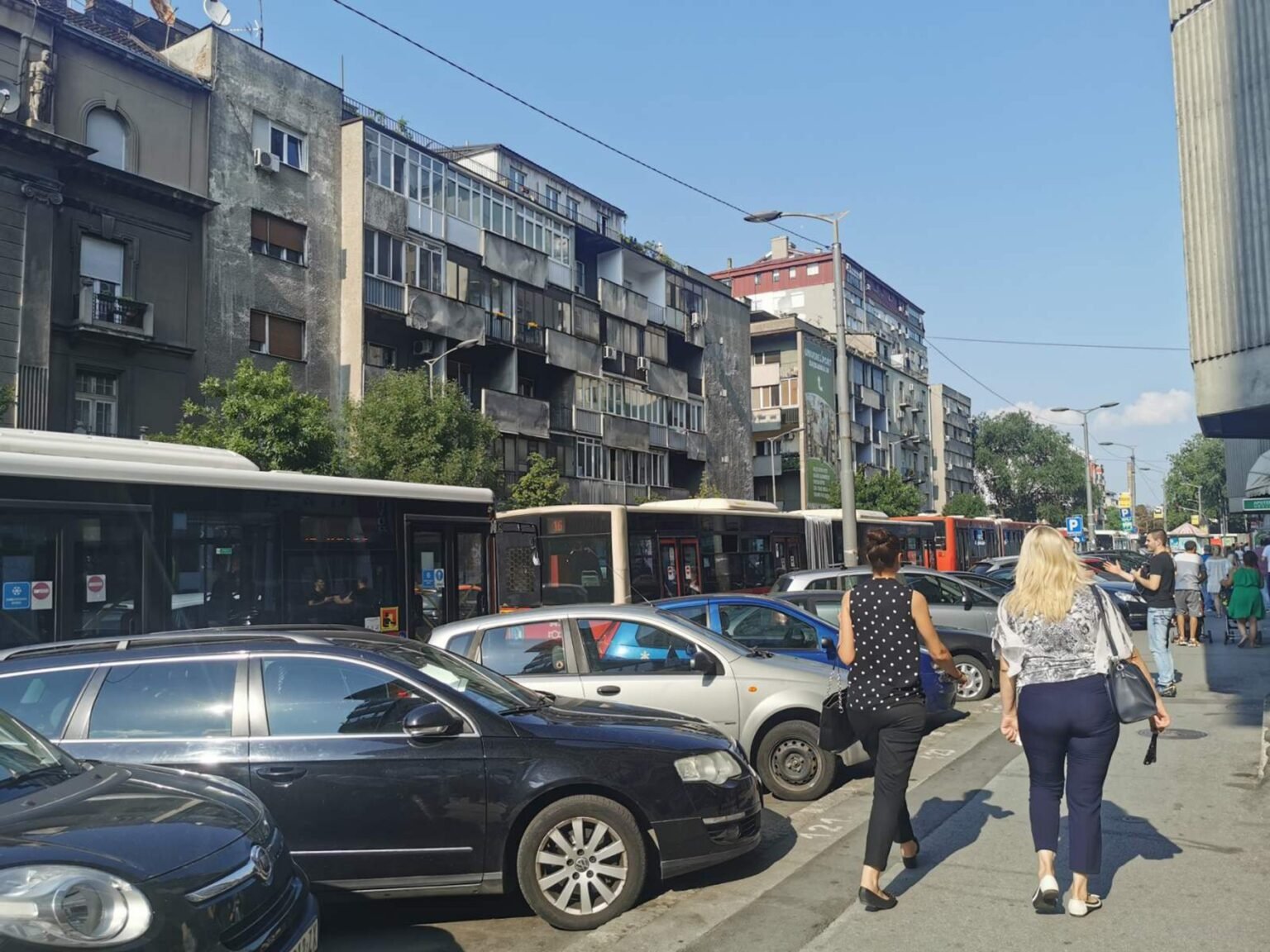 Пробка из автобусов и машин на Бульваре деспота Стефана в Белграде