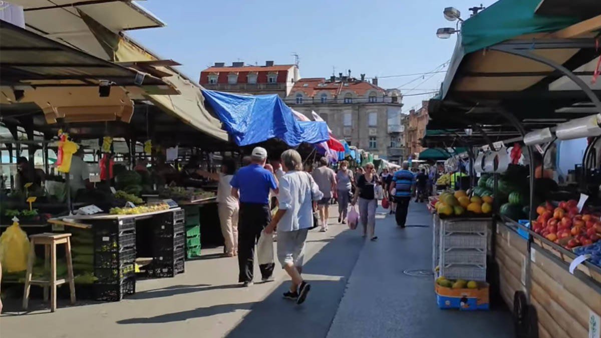 Покупатели на Байлониевой пияце в Белграде &mdash; рынок готовят к сносу