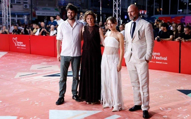 Гости на красной ковровой дорожке 31-го Sarajevo Film Festival на фоне брендированных панелей фестиваля — киносмотр остаётся ключевым магнитом для международной аудитории