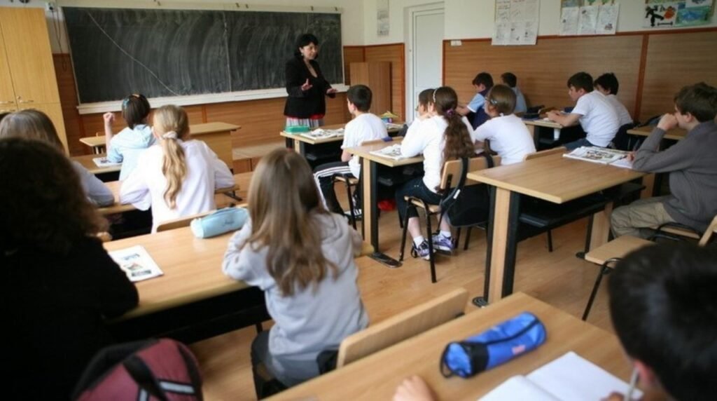 Урок в молдавской школе: учительница у чёрной доски объясняет материал классу подростков, сидящих за партами