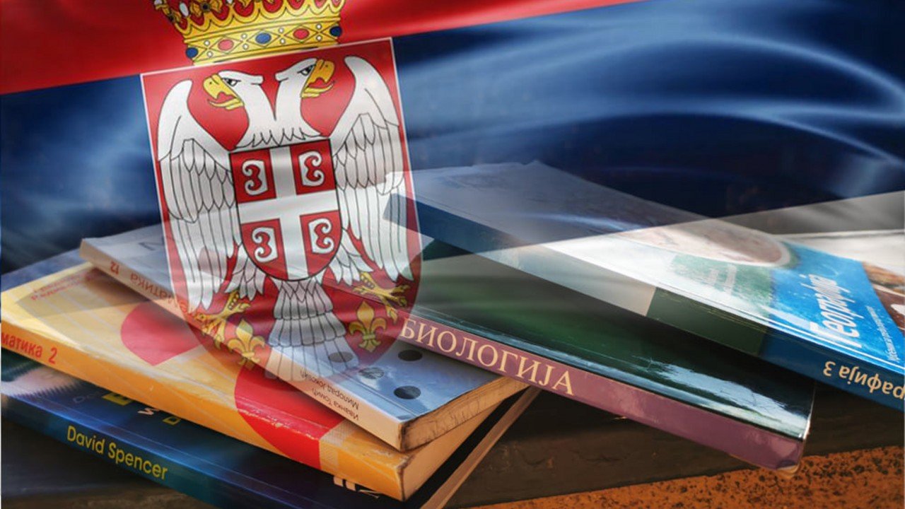 Коллаж со школьными учебниками на фоне сербского флага с гербом