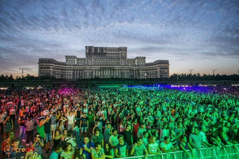 Многотысячная толпа зрителей на площади Piața Constituției в Бухаресте перед сценой у Дворца Парламента