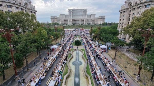 Вид с дрона на Piața Constituției и бульвар Унирии во время рекордного обеда: две линии столов обрамляют фонтаны, на заднем плане — Дворец Парламента (Casa Poporului)