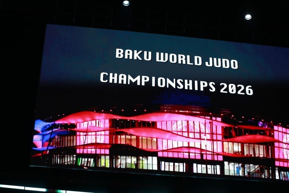Большой экран арены с надписью «BAKU WORLD JUDO CHAMPIONSHIPS 2026» и подсвеченным силуэтом Национальной арены дзюдо в Баку